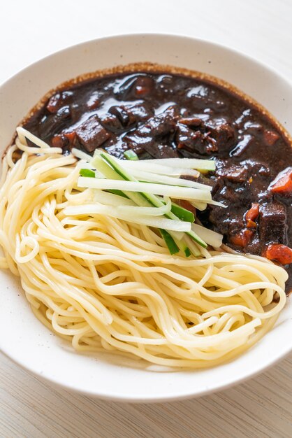 Jajangmyeon o JJajangmyeon è la tagliatella coreana con salsa nera