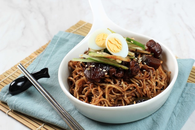 Jajangmyeon o JJajangmyeon è un noddle coreano con salsa nera, immagine orizzontale