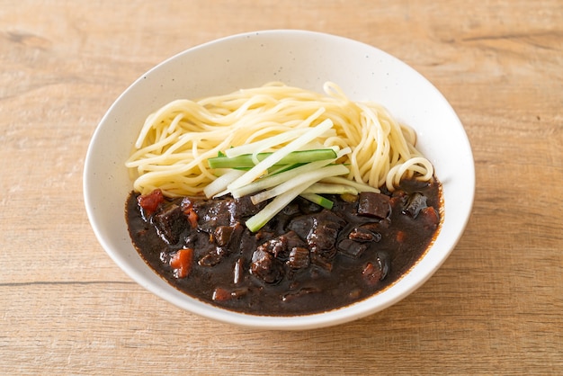 Jajangmyeon o JJajangmyeon è un noodle coreano con salsa nera - Stile di cibo coreano