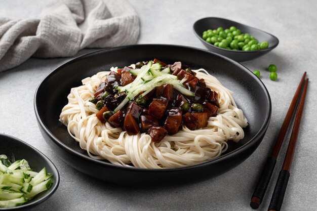 Jajangmyeon tagliatelle coreane in salsa di fagioli neri messa a fuoco selettiva