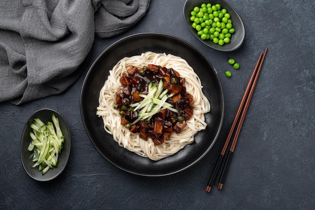 Jajangmyeon tagliatelle coreane in salsa di fagioli neri vista dall'alto