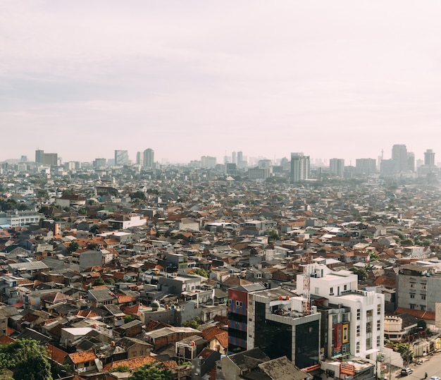 Jakarta Cityscape con grattacieli, grattacieli e palazzi di tegole rosse.