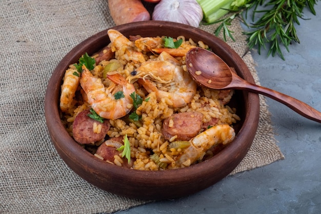 Jambalaya con gamberi, fatti in casa. Sfondo grigio.