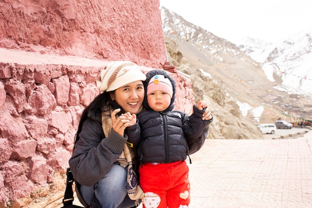 JAMMU KASHMIR INDIA MARZO 20 tibetani pellegrinaggio familiari al monastero di Thiksey e Namgyal Tsemo Gompa in tibet cerimonia festival a Leh ladakh il 20 marzo 2019 in Jammu e Kashmir India