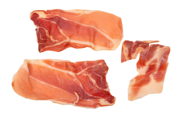 Jamon affettato sottilmente isolato su priorità bassa bianca