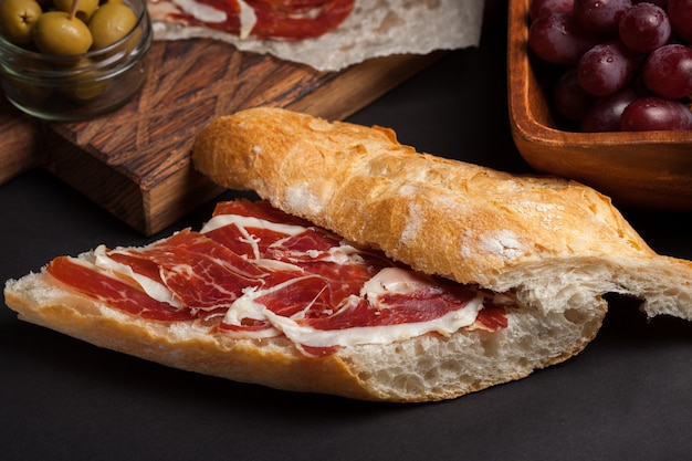 Jamon Iberico con pane bianco.