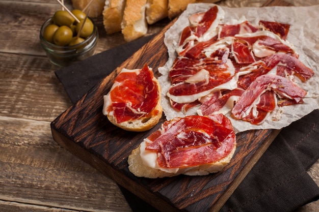 Jamon Iberico con pane bianco.