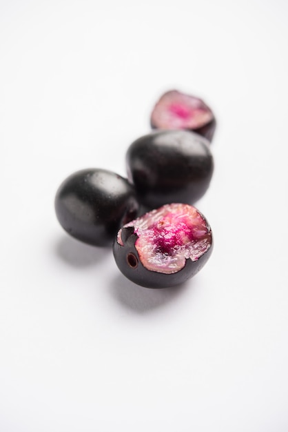 Jamun di frutta fresca di stagione o prugna nera, messa a fuoco selettiva