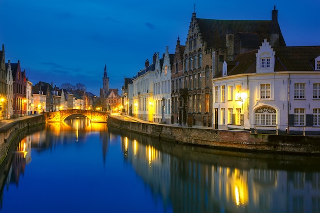 Jan Van Eyck Square e Canal Spiegel a Bruges, Belgio
