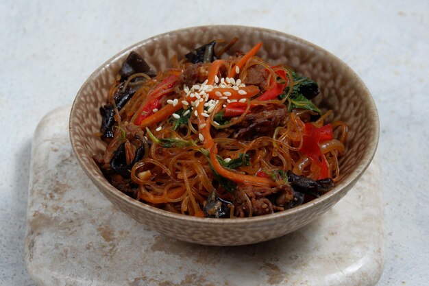 japchae Autentici spaghetti di vetro della cucina coreana saltati in padella con verdure