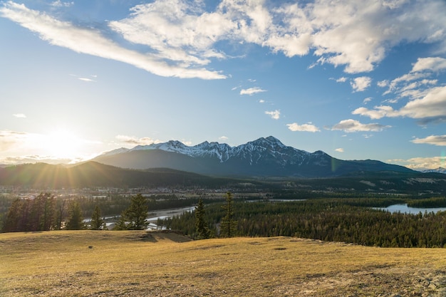 Jasper National Park Montagne Rocciose canadesi splendido scenario Vista panoramica Foresta della valle del fiume Athabasca