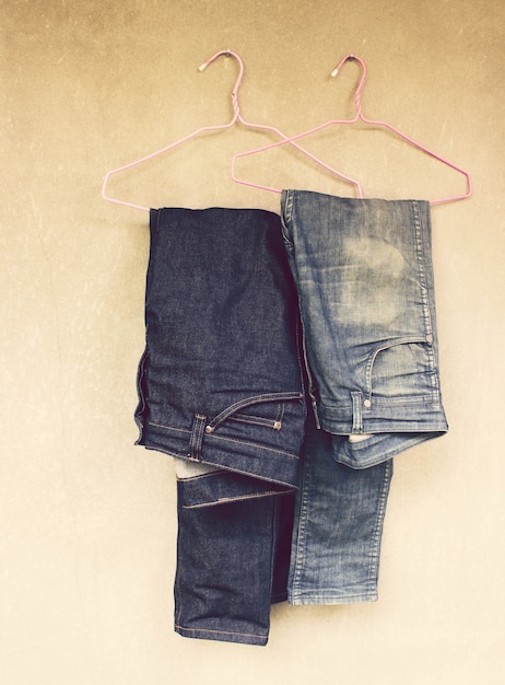 Jeans appesi al muro