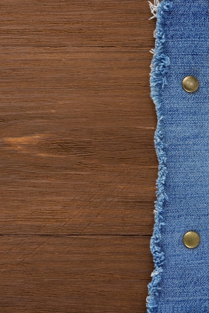 Jeans blu su struttura di legno