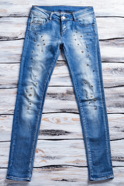 Jeans casual blu da donna elementi metallici su jeans blu pantaloni in denim su abiti firmati da tavola bianchi a ...