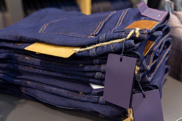 Jeans da vicino impilati nel negozio