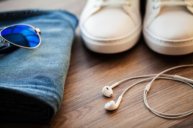 Jeans e scarpe da ginnastica sullo scaffale del negozio