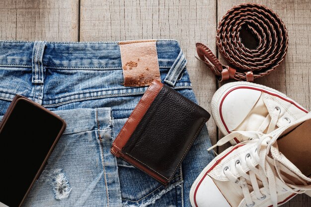 Jeans e vestito di legno.