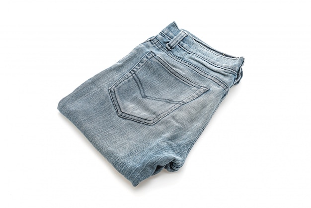 jeans piegati su sfondo bianco