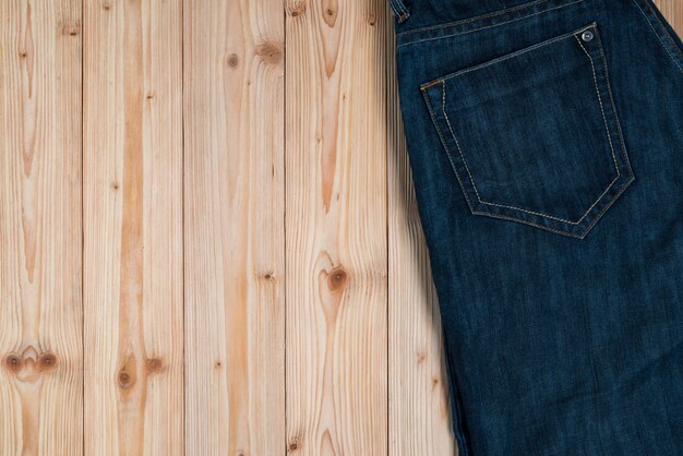 Jeans sfilacciati o collezione denim jeans blu su legno