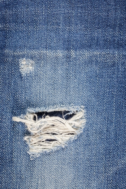 Jeans strappati texture denim.