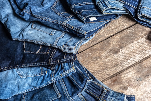Jeans su fondo in legno