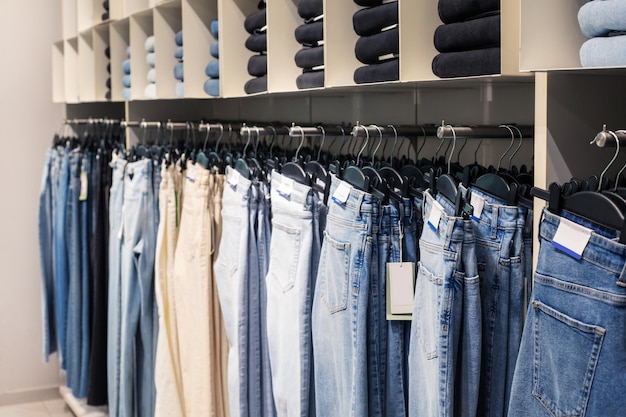 Jeans vestiti sullo scaffale in negozio negozio di jeans shopping