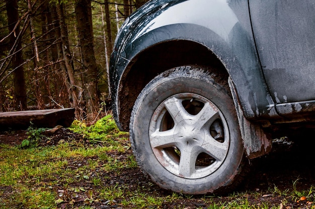 Jeep auto fuoristrada sentiero di avventura sterrata