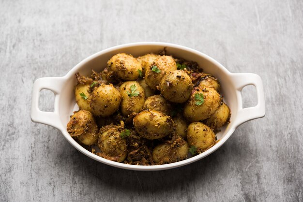 Jeera Aloo - Patate Aromatizzate Con Semi Di Cumino E Spezie. popolare ricetta indiana del piatto principale. servito in una ciotola. messa a fuoco selettiva