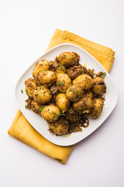 Jeera Aloo - Patate Aromatizzate Con Semi Di Cumino E Spezie. popolare ricetta indiana del piatto principale. servito in una ciotola. messa a fuoco selettiva