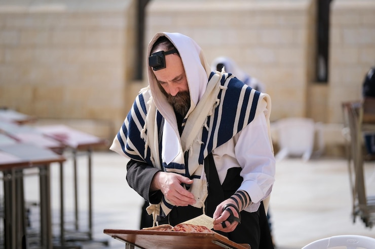 Photo jerusalem israel september 17 2022 closeup of a jew praying at the western wall of jerusalem