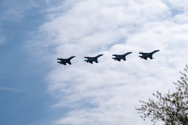 Jet da combattimento nel cielo azzurro e nuvole