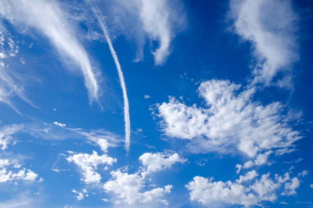 Jet fumo e cielo blu