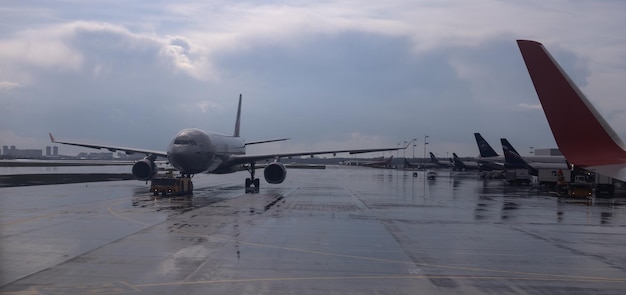 Jet passeggeri nel parcheggio dell'aeroporto