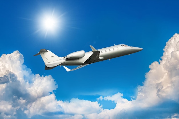 Jet privato vola nell'aria sopra le nuvole