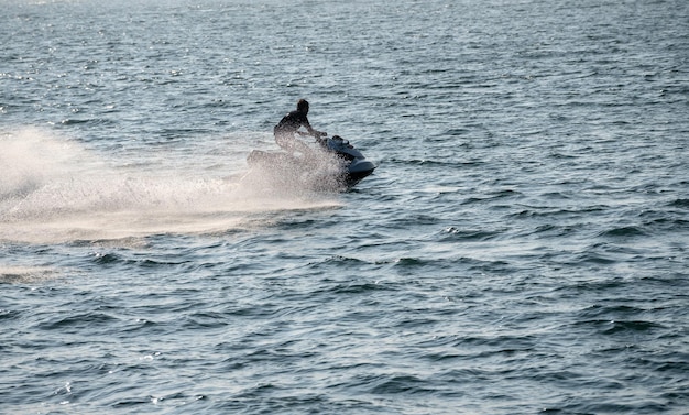 Jet ski o wave runner nell'oceano al largo di Ilfracombe