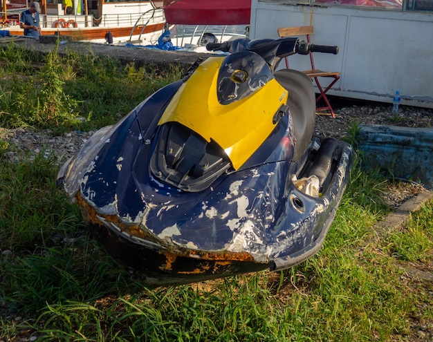 Jet ski rotto veicolo abbandonato bicicletta d'acqua sulla riva parcheggio yacht
