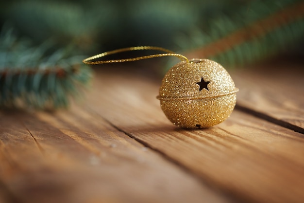 Jingle Bell in metallo con stella su tavolo in legno con spazio copia, messa a fuoco selettiva. Sfondo di Natale