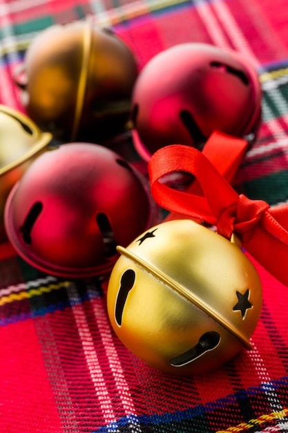 Jingle bells multicolori con nastro rosso.