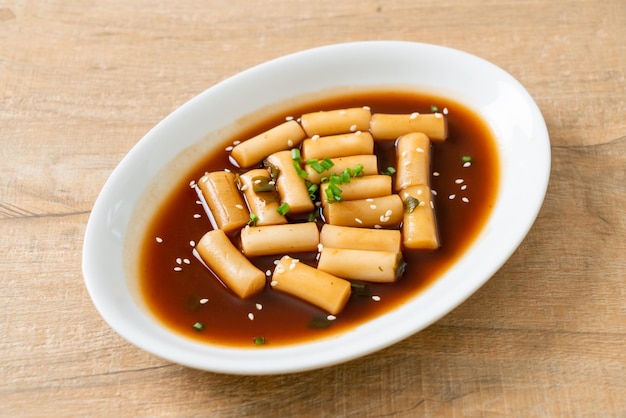 Jjajang Tteokbokki piccante o torta di riso coreana in salsa di fagioli neri piccante Stile coreano