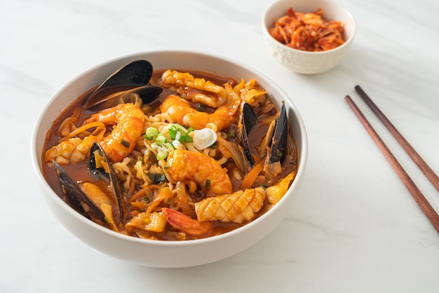 Jjamppong - Zuppa di noodle ai frutti di mare coreana - Stile di cibo coreano