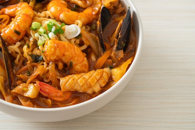 Jjamppong - Zuppa di noodle ai frutti di mare coreana - Stile di cibo coreano