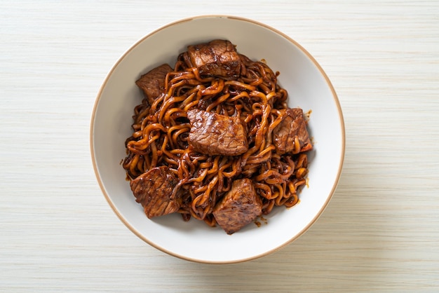 Jjapaguri o Chapaguri, spaghetti piccanti di fagioli neri coreani con manzo - Stile di cibo coreano