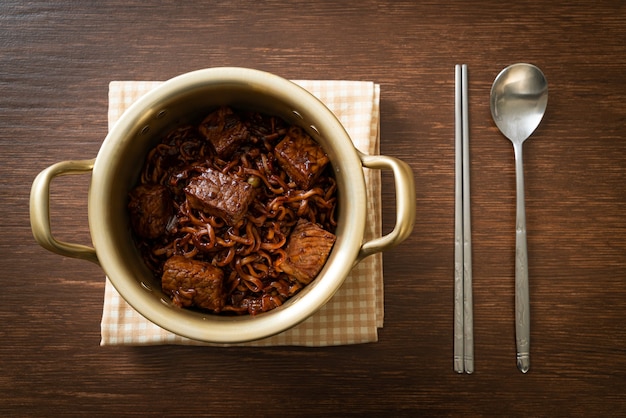 Jjapaguri o Chapaguri, tagliatelle piccanti di fagioli neri coreani con manzo - stile alimentare coreano