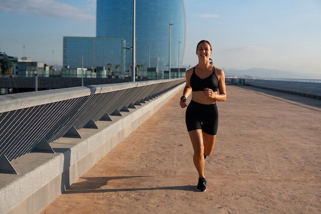 Jogger allegro che corre al mattino