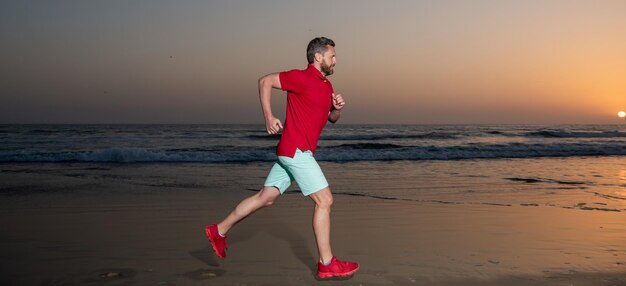 Jogger sportivo da uomo che fa jogging sulla spiaggia estiva al tramonto in mare, sfida