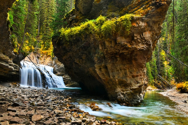 Johnston Canyon Falls nel parco nazionale di Banff, Montagne Rocciose canadesi, Alberta, Canada