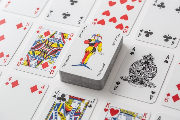 Joker sul mazzo di carte circondato da varie altre macchine da gioco.