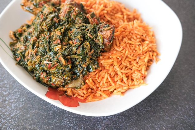 Jollof nigeriano piccante e gustoso con zuppa di verdure