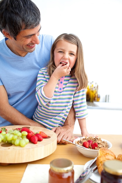 Jolly padre e sua figlia facendo colazione