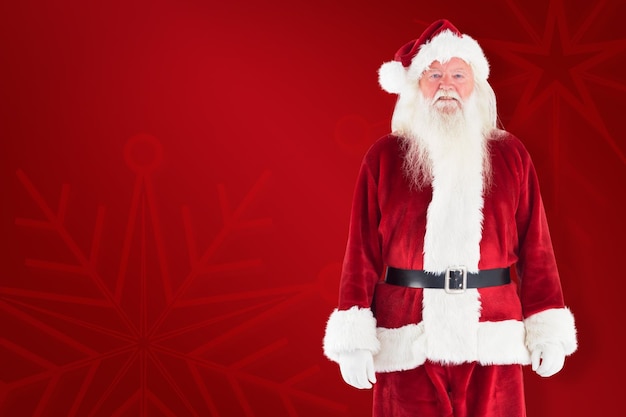 Jolly Santa sorridere alla telecamera su sfondo rosso